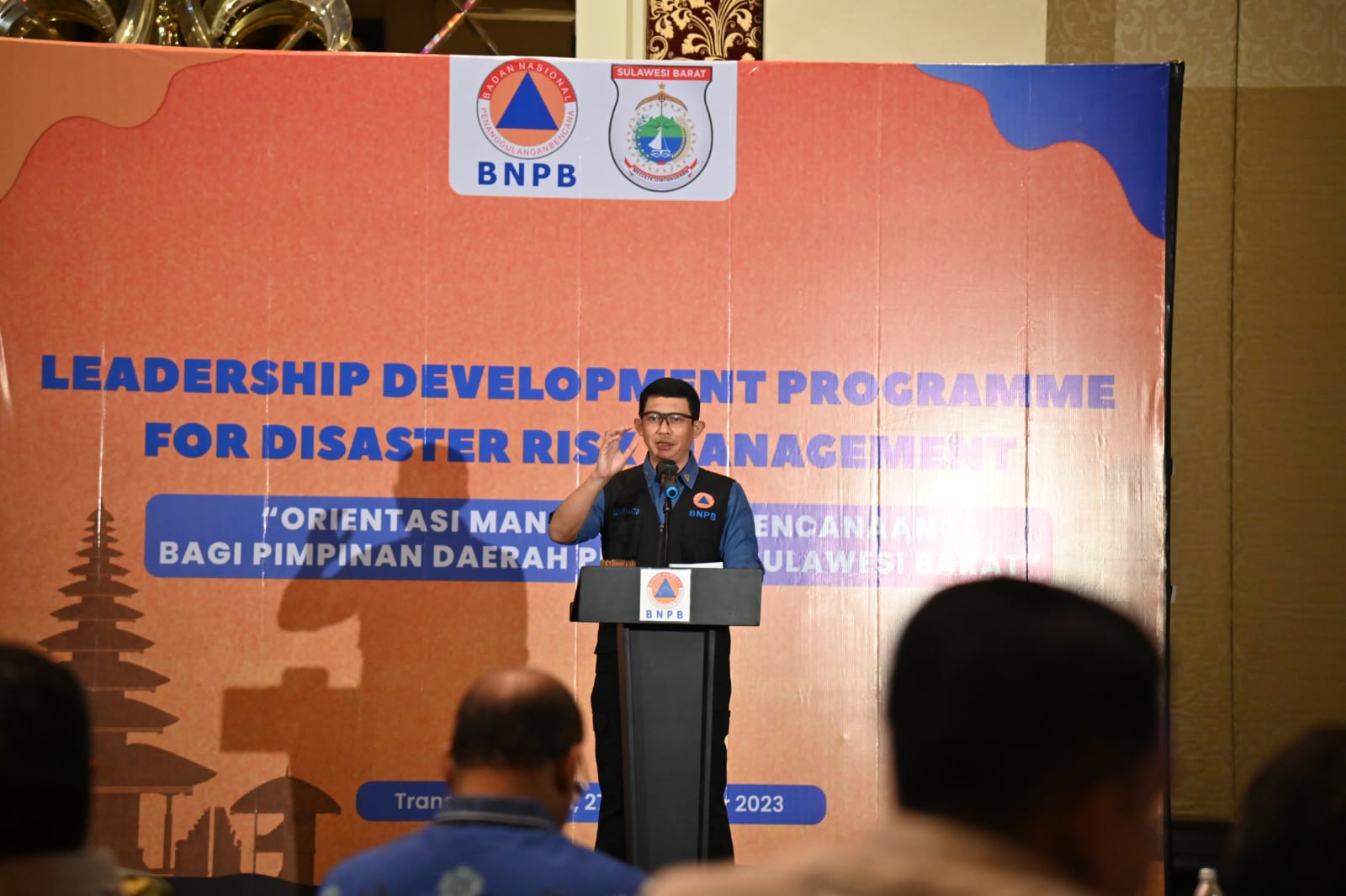 Kepala BNPB Letjen TNI Suharyanto (kemeja biru dan rompi hitam) saat memberikan sambutan dalam kegiatan Orientasi Manajemen Kebencanaan Bagi Pengambil Keputusan Strategis Provinsi Sulawesi  Barat Untuk Pimpinan Daerah Provinsi Sulawesi Barat Beserta Seluruh Pimpinan Daerah Kabupaten Se-Provinsi Sulawesi Barat Tahun 2023 yang dihelat di Kabupaten Badung, Provinsi Bali pada Rabu (27/9).